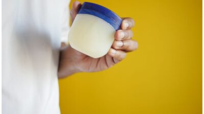 Manfaat Vaseline Petroleum Jelly beserta Cara menggunakannya